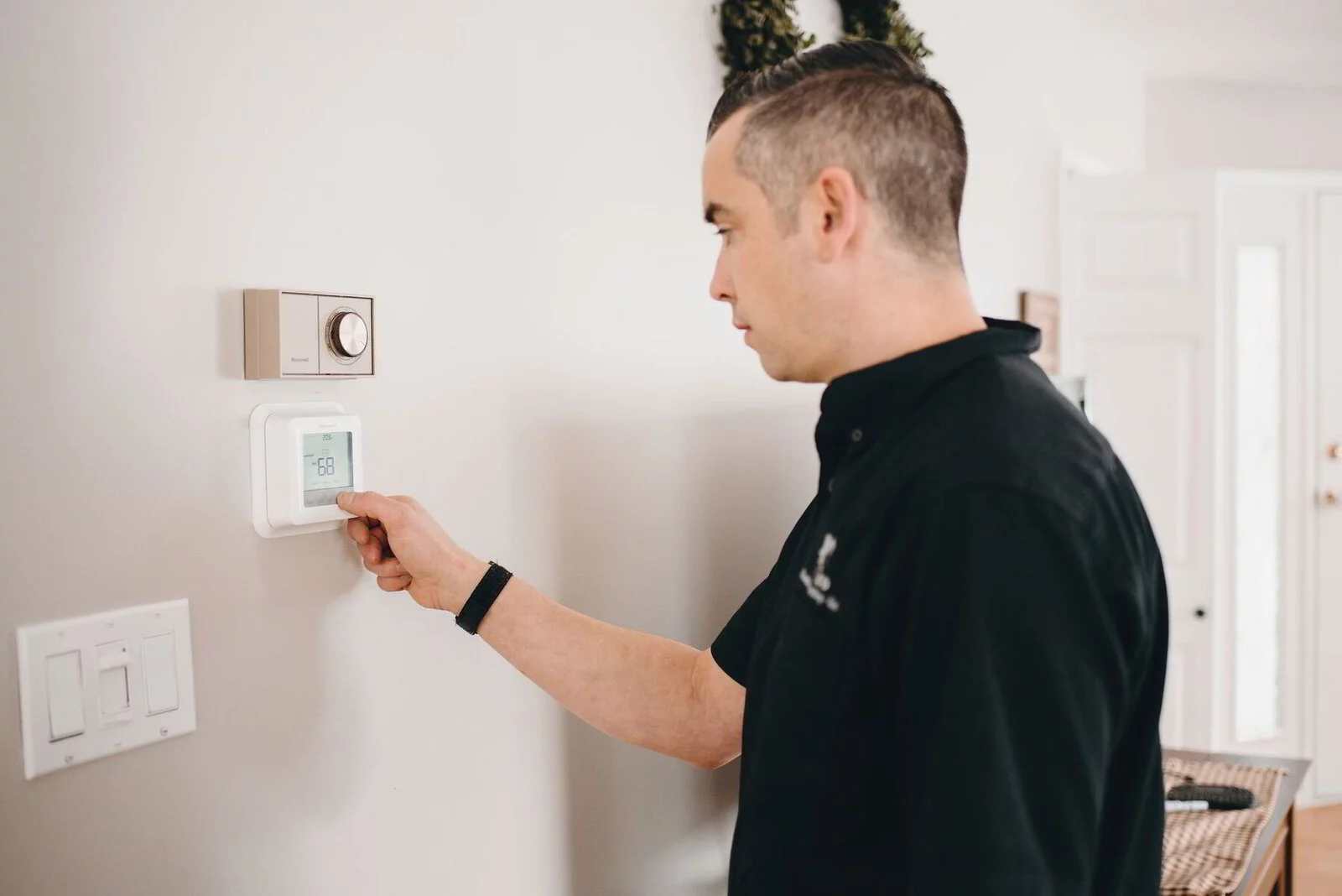 adjusting-a-thermostat